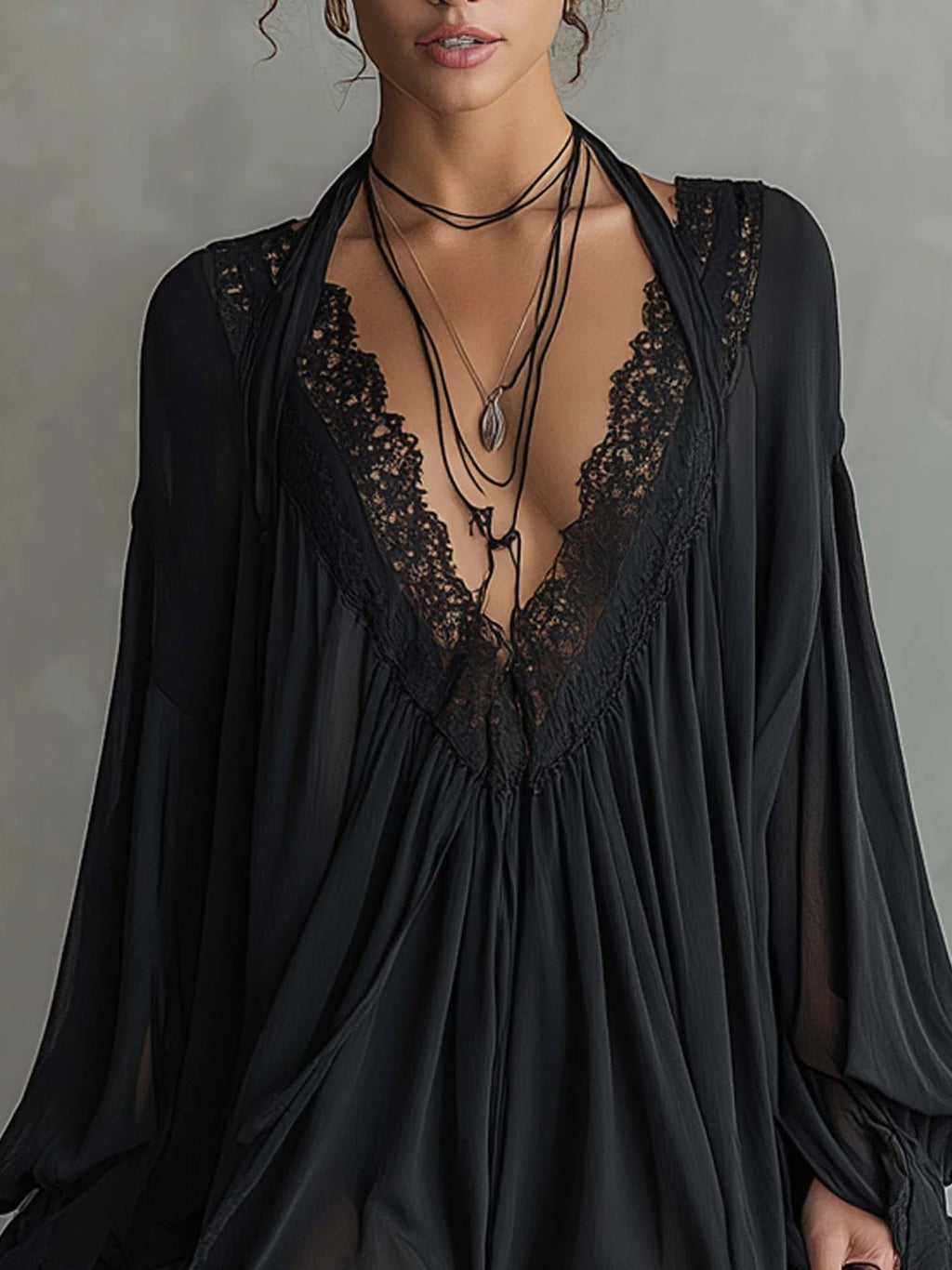 Robe Mini Halter en Chiffon Noir avec Col en Dentelle